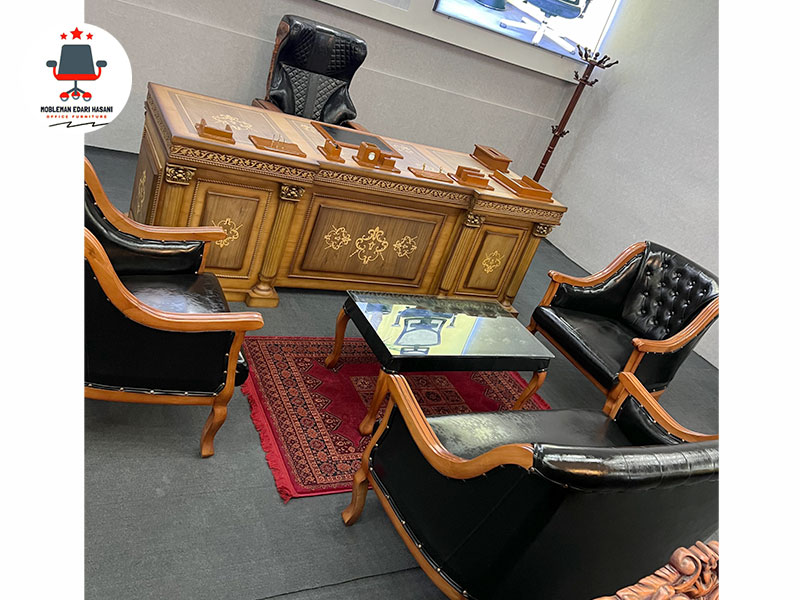 میز مدیریت مبلمان اداری مدل شاهی با طراحی کلاسیک و منبت‌کاری لوکس